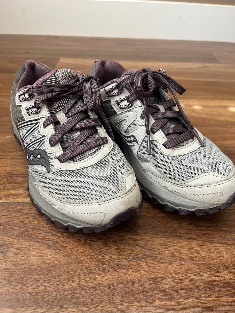 Saucony Women's Gray and Purple Trail Sneakers Shoes Size 6